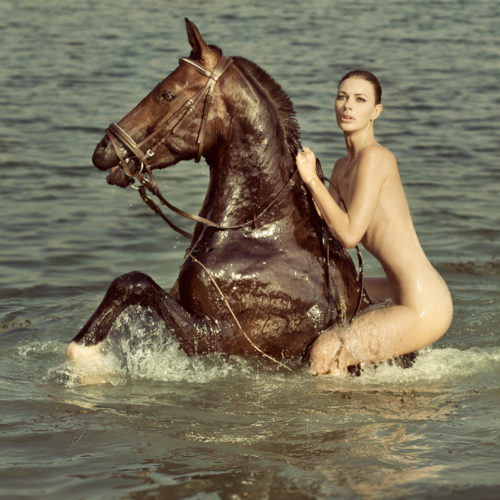 beautiful-nude-girl-riding-on-horse